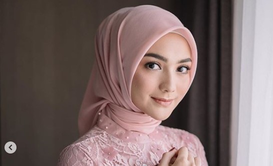 3 Inspirasi Gaya Hijab Simpel Ala Citra Kirana Suka Yang Mana GenPI Co